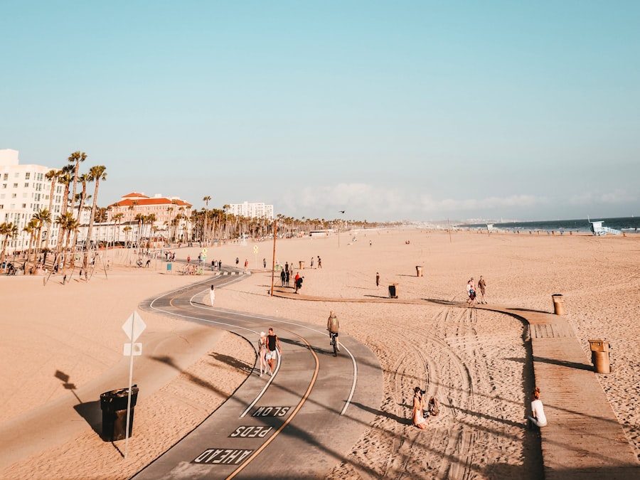 تنسيق الديكور بين ورق الجدران والدهانات الفاتحة