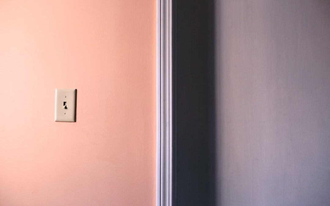 تأثير الإضاءة على اللون النهائي للدهان