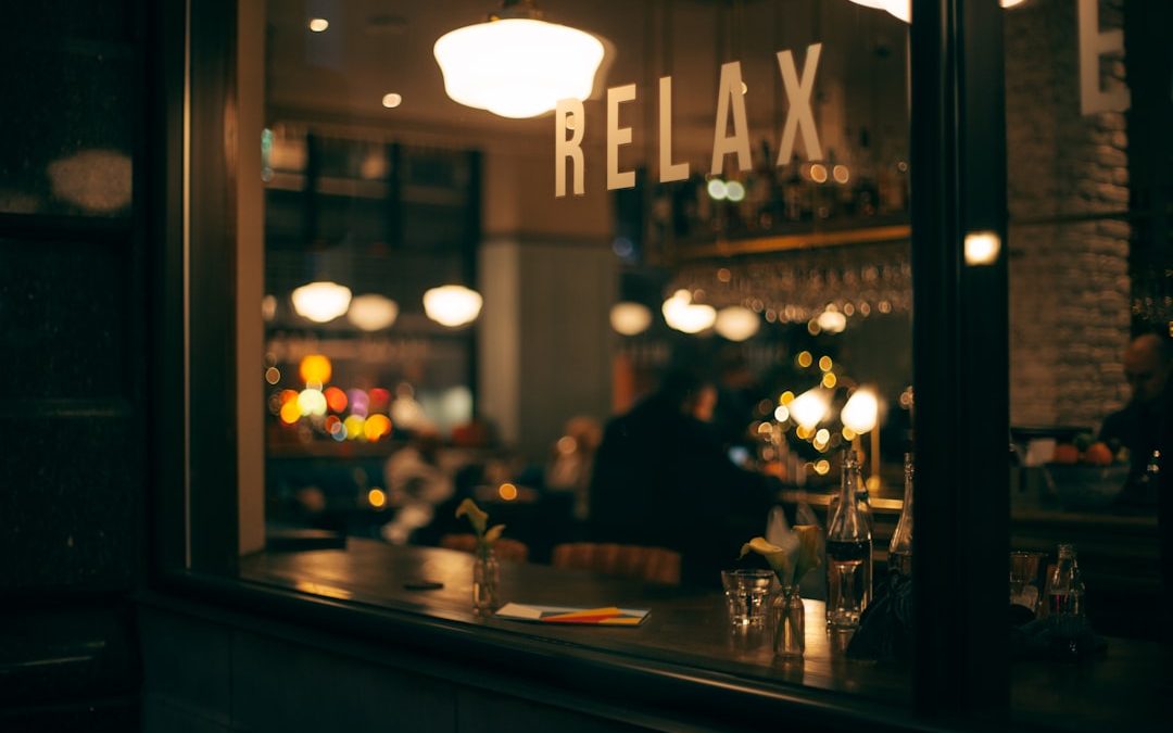 نصائح اختيار ورق جدران يتماشى مع الدهانات العصرية