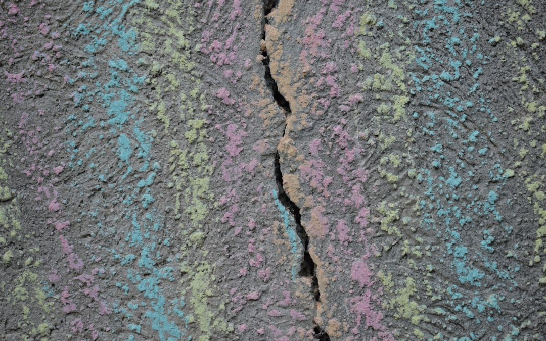 خطوات علاج تشققات الدهان بعد التنفيذ