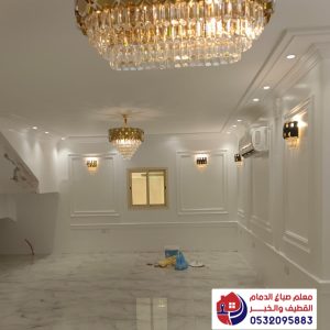 صباغ في القطيف يقوم بدهان الجدران أثناء التنفيذ بطريقة احترافية