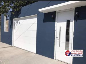 صباغ يقوم بدهان جدران في الخبر